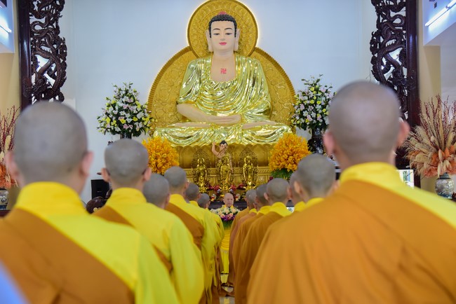 Pratimoksa commandment rite and precept listen at Hoang Phap pagoda